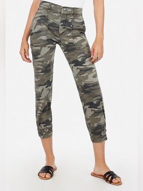 Express Women's Camouflage Ankle Cropped Pants